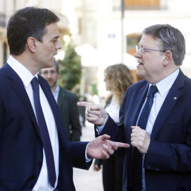 El secretario general del PSOE, Pedro Sánchez, y el líder de los socialistas valencianos y president de la Generalitat, Ximo Puig, momentos antes de firmar un compromiso político en apoyo de la mejora de la financiación autonómica. EFE/Kai 