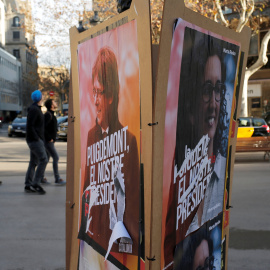 Carteles electorales de Junts per Catalunya y ERC el día después del 21-D en Barcelona./ REUTERS