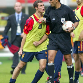 Helguera increpa al árbitro Ghandur tras la eliminación de España contra Corea.