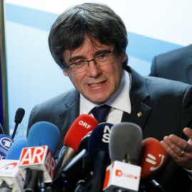 El president cesado Carles Puigdemont, número uno de la lista de Junts per Catalunya, durante su rueda de prensa en el Press Club Brussels Europe, tras las elecciones del 21-D. REUTERS/Francois Lenoir