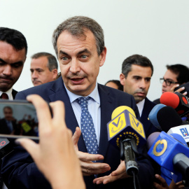 El expresidente de España Jose Luis Zapatero al salir de una reunión con los líderes de la oposición venezolana en Caracas, Venezuela. REUTERS/Marco Bello
