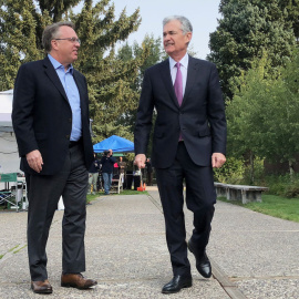 El presidente de la Reserva Federal (el banco central de EEUU), Jerome Powell (a la izquierda), conversa con los presidentes de la Fed de Nueva York y de NKansas City,John Williams y Esther George, a su llegada al foro de  Jackson Hole (Wyo