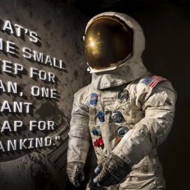 El traje a presión de Neil Armstrong, A7-L, Apolo 11, que usó para caminar en la luna el 20 de julio de 1969. Reuters