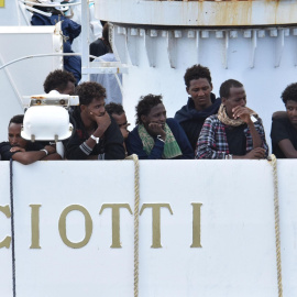 Inmigrantes a bordo del Diciotti continúan a la espera para desembarcar en el puerto de Catania. / EFE - Orietta Scardino