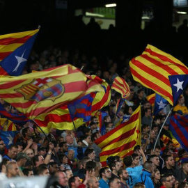 Banderas estelades en un partido de Champions en el Camp Nou.