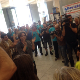 Ada Colau con Gerardo Pizzarello, apoyando a los trabajadores subcontratados de Telefónica en la sede del Mobile World Centre de la plaza Cataluña de Barcelona.