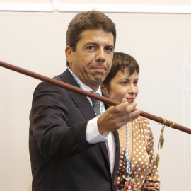 El popular Carlos Mazón toma el bastón de mando que le convierte en el nuevo presidente de la Diputación de Alicante, con el decisivo apoyo de Ciudadanos (Cs), este viernes. EFE