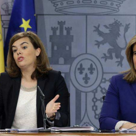 La vicepresidenta del Gobierno, Soraya Sáenz de Santamaría y la ministra de Empleo, Fátima Báñez, durante la rueda de prensa posterior a la reunión del Consejo de Ministros. /ÁNGEL DÍAZ (EFE)