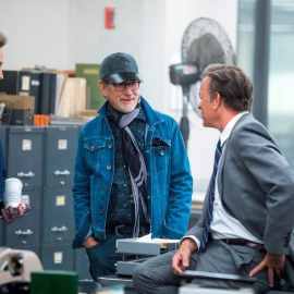 Steven Spielberg junto a Meryl Streep y Tom Hanks durante el rodaje de 'Washington Post'
