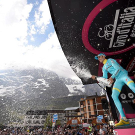 El ciclista italiano Fabio Aru del equipo Astrana Pro en el podio tras su victoria en la decimonovena etapa del Giro. /EFE