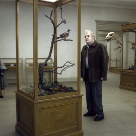 'Una paloma se posó en una rama' de Roy Andersson invita a reflexionar sobre la existencia.