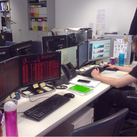 Un programador en su puesto de trabajo. /PÚBLICO