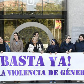 Concentración contra la violencia de género y los asesinatos machistas en el Ayuntamiento de Madrid. / VÍCTOR LERENA (EFE)