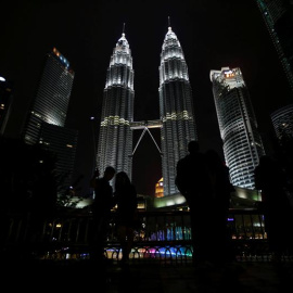 arias personas toman fotografías de las Torres Gemelas de Petronas momentos antes del apagón simbólico con motivo de la "Hora del Planeta" en Kuala Lumpur (Malasia) hoy, 25 de marzo de 2017. Los principales edificios y monumentos de Pamplon