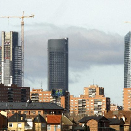 Vista general de Madrid que muestra tres de los rascacielos del Complejo Madrid Arena, (de izda. a dech.) laTorre Repsol, la Torre Sacyr y la Torre Cristal.
