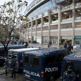 Furgones de Policía Nacional a las afueras del Vicente Calderón.