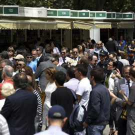 La 74 edición de Feria del Libro ha comenzado hoy en el Parque del Retiro con muchos lectores que esperan esta cita anual para acudir a buscar el libro deseado. EFE/Sergio Barrenechea