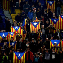 Varias personas muestran estelades en el Camp Nou. EFE/Alberto Estévez