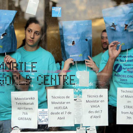 Trabajadores subcontratados por Telefónica, en el Mobile World Center (MWC) de Barcelona. / EFE