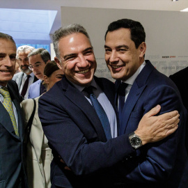 el coordinador general del PP y director de campaña, Elías Bendodo y el presidente de la Junta de Andalucía, Juanma Moreno.