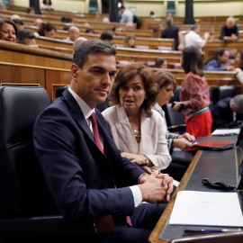 El presidente del Ejecutivo, Pedro Sánchez, junto a la vicepresidenta, Carmen Calvo, en sesión de control al Gobierno en el Congreso. EFE/Juan Carlos Hidalgo