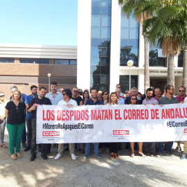 Protesta ante las puertas de 'El Correo de Andalucía' - Blog 'Correo en Lucha'