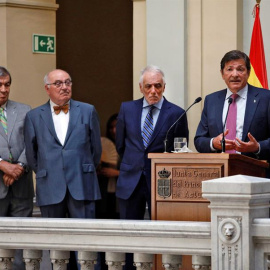 El presidente saliente del Principado, Javier Fernández (d), en su intervención este sábado en el acto de toma de posesión del nuevo jefe del Ejecutivo asturiano, Adrián Barbón. / EFE