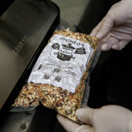 Imagen de archivo de un paquete de verduras deshidratadas para hacer 'borscht' en Ucrania, listo para el consumo de las Fuerzas Armadas.