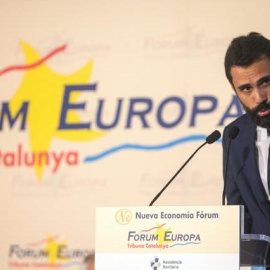 El president del Parlament, Roger Torrent, durant un esmorzar informatiu del Fòrum Europa aquest dijous. EFE/Quique García