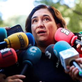 La alcaldesa de Barcelona, Ada Colau, atiende a los medios en la Diada. (ALEJANDRO GARCÍA | EFE)