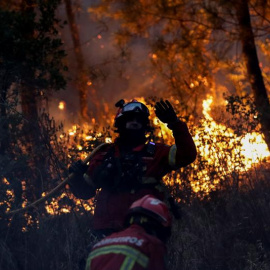 21/07/2019.- Bomberos tratan de extinguir el incendio cercano a Macao. EFE/EPA/PAULO NOVAIS