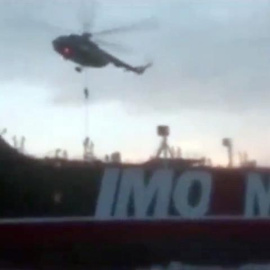 Imagen del momento en el que la Guardia Revolucianaria toma el petrolero. / EFE