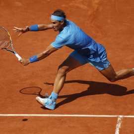 Rafa Nadal golpea una bola ante Andrey Kuznetsov. /EFE