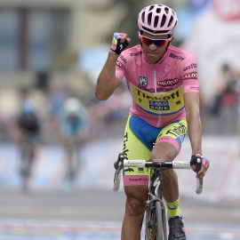 Alberto Contador cruza la línea de meta en la penúltima etapa del Giro. /REUTERS
