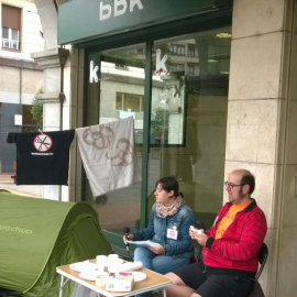 Protesta a las puertas del albergue de Barakaldo.