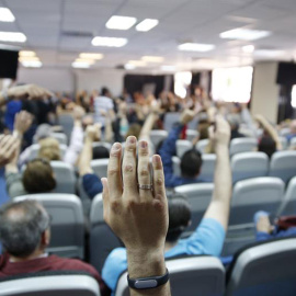 Los trabajadores de Metro de Madrid durante la votación a favor de la huelga.- EFE