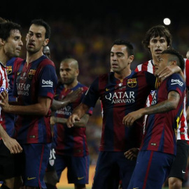 El defensa del Athletic de Bilbao Xabier Etxeita (i) se enfrenta al defensa brasileño Neymar Jr. (d). /EFE