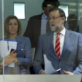 El presidente del Gobierno, Mariano Rajoy, junto a la secretaria general del PP, María Dolores de Cospedal, a su llegada a la rueda de prensa ofrecida tras la reunión del Comité Ejecutivo Nacional del PP celebrada esta tarde en Madrid, para