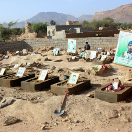 Tumbas de varios de los niños asesinados en el ataque de agosto contra un autobús en la provincia yemení de Saada en el que murieron 50 personas. - AFP