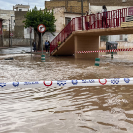 Inundaciones en la rambla de Espinardo, en Murcia, cortada tras las lluvias registradas en la últimas horas, con hasta 30 litros en una hora, este martes.