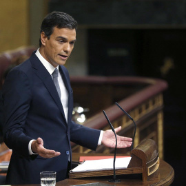 Pedro Sánchez habla desde la tribuna del Congreso de los Diputados. EFE/Archivo