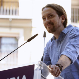 El secretario general de Podemos, Pablo Iglesias, interviene en el acto "Somos Región" que ha organizado Podemos Castilla-La Mancha con motivo de la celebración del Día de Castilla-La Mancha, en la plaza de Zocodover. EFE/Ismael Herrero