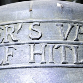 Campana retirada que estaba dedicada a Hitler.