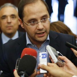 El secretario de Organización del PSOE y líder de los socialistas riojanos, César Luena, atiende a los medios. EFE/Paco Campos