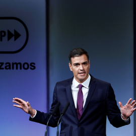 El presidente del gobierno Pedro Sánchez, durante su intervención en el acto que ha presidido en la Casa de América, junto a la práctica totalidad de miembros de su Gobierno, con motivo de los cien días de gestión del gobierno. EFE/Emilio N