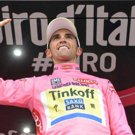 Contador celebra su victoria en el podio de Milán. EFE/EPA/LUCA ZENNARO