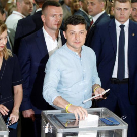 21/07/2019.- El presidente ucraniano, Vladímir Zelenski, deposita su voto en un colegio electoral durante la jornada de elecciones parlamentarias en Kiev, Ucrania, este domingo. Los colegios electorales abrieron hoy en Ucrania para las elec