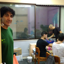 Interior de la casa okupada Acharnon22, que acull refugiats a Atenes, amb el seu responsable Joan Reverté en primer pla