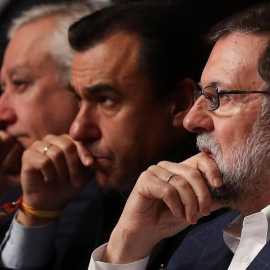 El presidente del gobierno Mariano Rajoy, el senador Javier Arenas (i), y el coordinador General del PP Fernando Martínez-Maillo durante la campaña electoral en Catalunya. | JAVIER ETXEZARRETA (EFE)