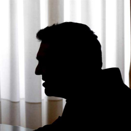 Una imagen al contraluz de Alexis Tsipras. / YANNIS KOLEDISIS (EFE)